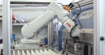Установка для очистки – автоматическая пескоструйная (абразивоструйная) установка с роботом