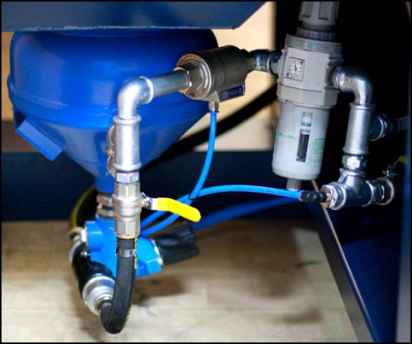 Dust-free cabinet sandblaster R-70-C