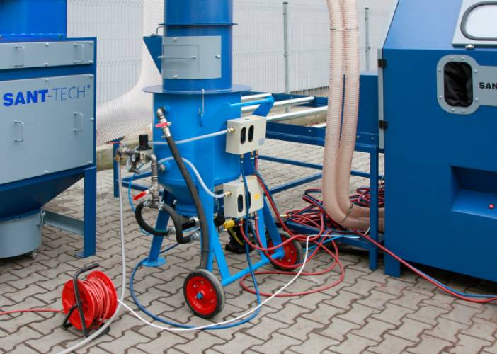 Sandblaster with roller conveyor