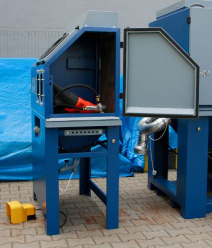 Dust-free cabinet sandblaster R-70