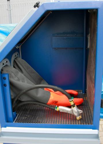 Dust-free cabinet sandblaster R-70